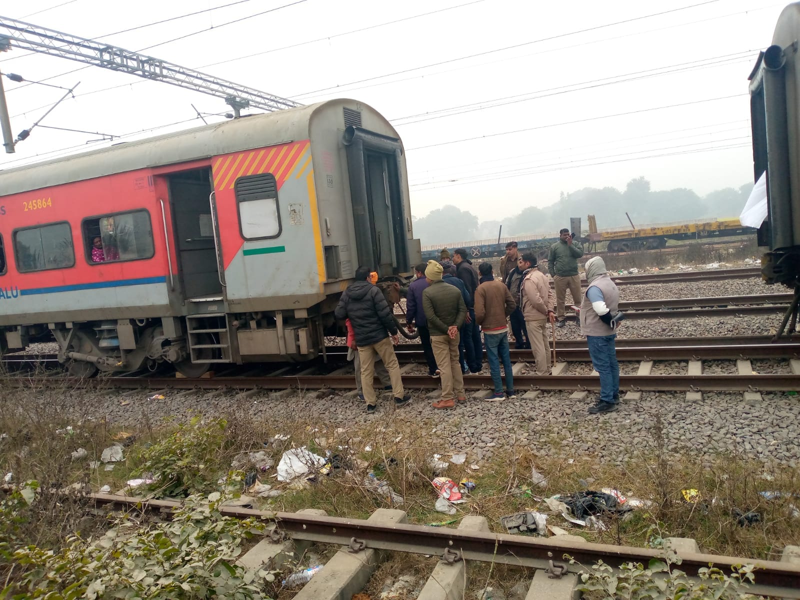 टूटी कपलिंग को जोड़ते कर्मचारी। संवाद
