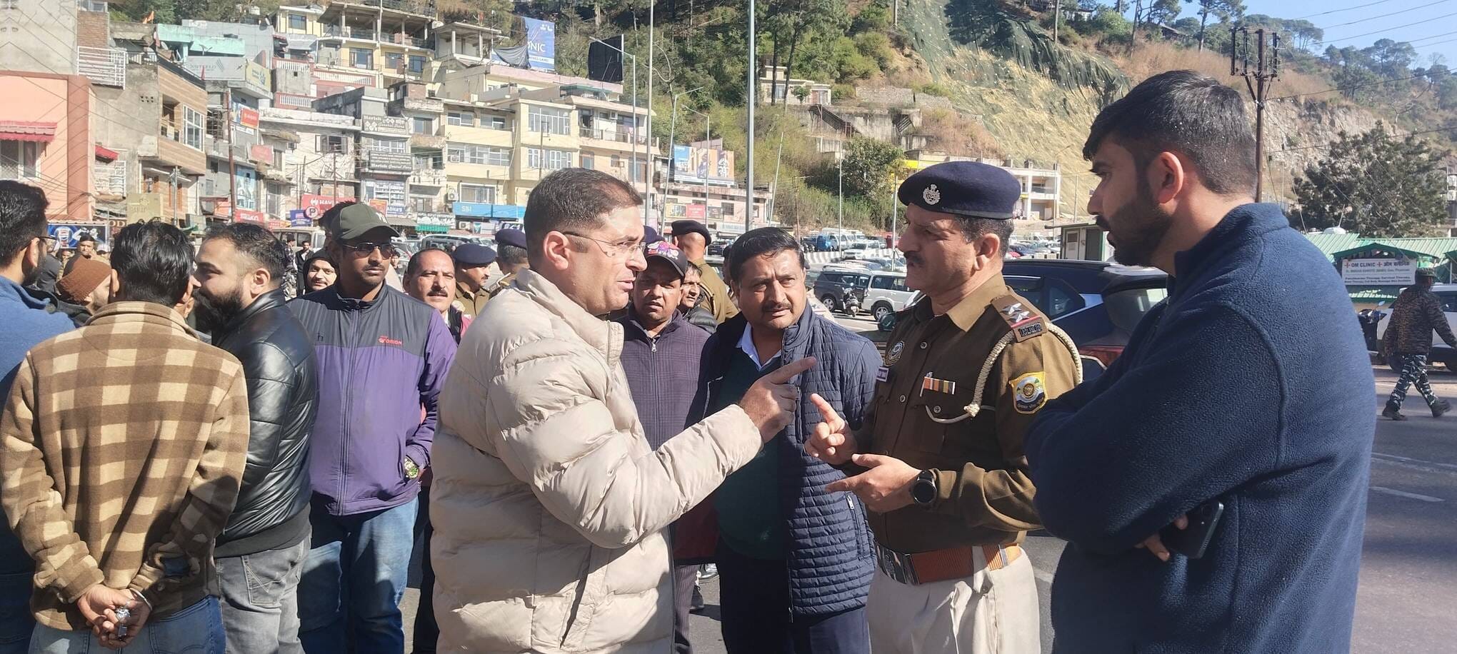 धर्मपुर में सुबाथू रोड पर अतिक्रमण हटाने के लिए पहुंची टीम। संवाद
