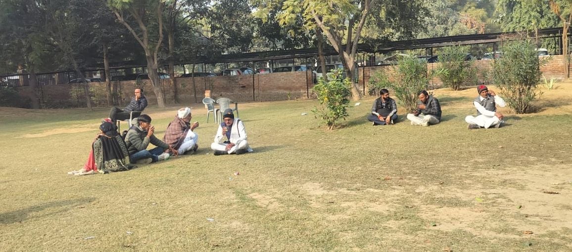 23जेएनडी28: सुबह के समय धुंध में चारा लेने के लिए बुग्गी में सवार होकर खेतों में जाता किसान। सं 23जेएनडी28: सुबह के समय धुंध में चारा लेने के लिए बुग्गी में सवार होकर खेतों में जाता किसान। सं