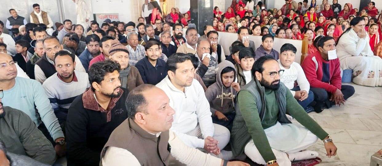 24जेएनडी26 :  रेलवे रोड पर प्रवेश में शामिल श्रद्धालु। स्रोत: स्थानक।