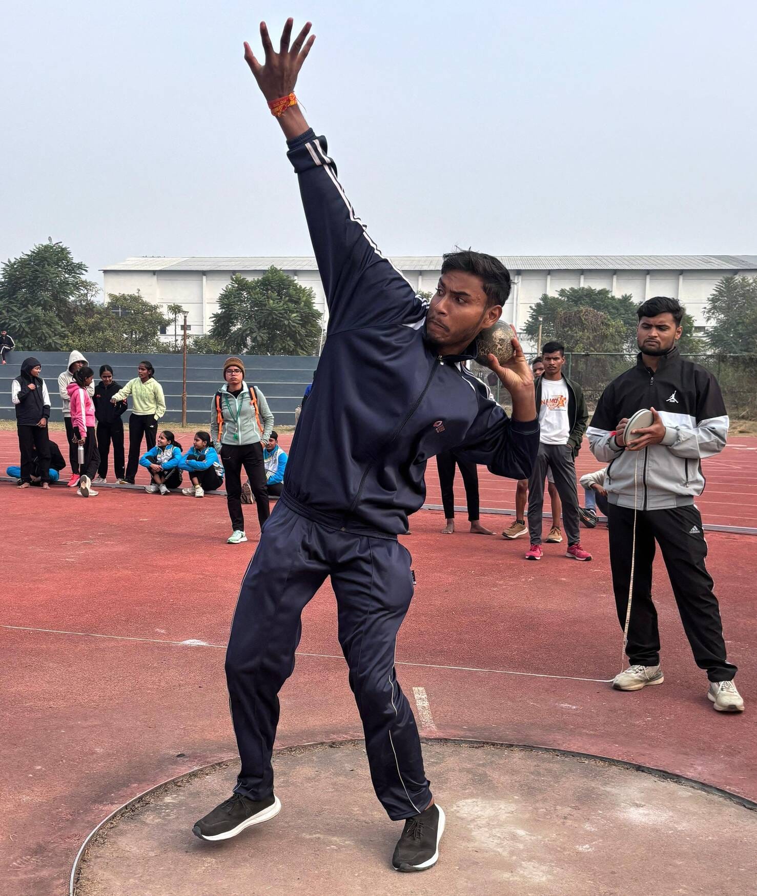 35-डाभासेमर स्टेडियम में आयोजित सांसद खेल प्रतियोगिता में लंबी कूद में प्रतिभाग करते खिलाड़ी।- 35-डाभासेमर स्टेडियम में आयोजित सांसद खेल प्रतियोगिता में लंबी कूद में प्रतिभाग करते खिलाड़ी।-