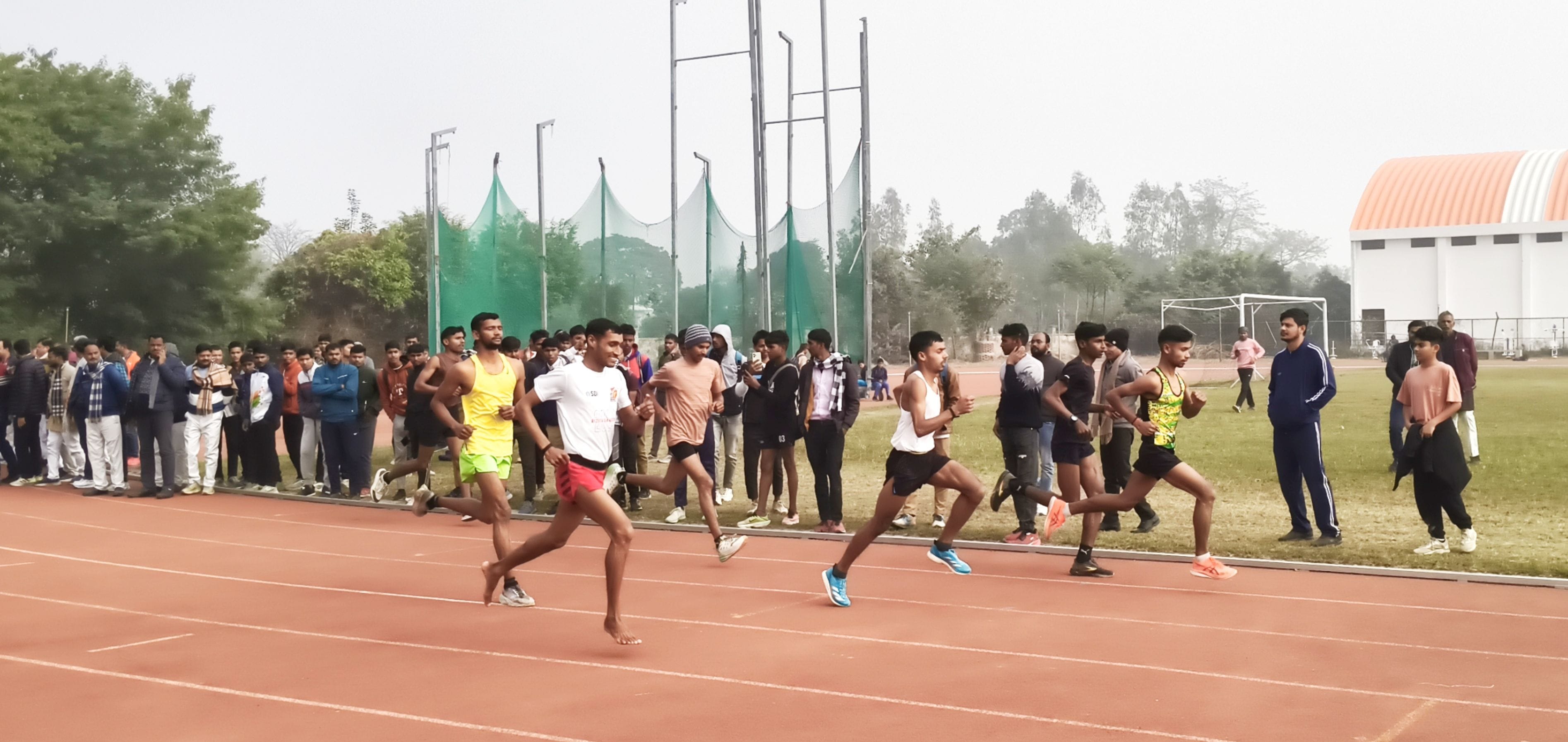 35-डाभासेमर स्टेडियम में आयोजित सांसद खेल प्रतियोगिता में लंबी कूद में प्रतिभाग करते खिलाड़ी।- 35-डाभासेमर स्टेडियम में आयोजित सांसद खेल प्रतियोगिता में लंबी कूद में प्रतिभाग करते खिलाड़ी।-