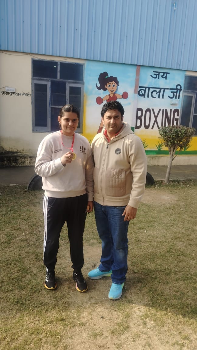 40...कोच विजय हुड्डा के साथ भारती। स्रोत : कोच 40...कोच विजय हुड्डा के साथ भारती। स्रोत : कोच