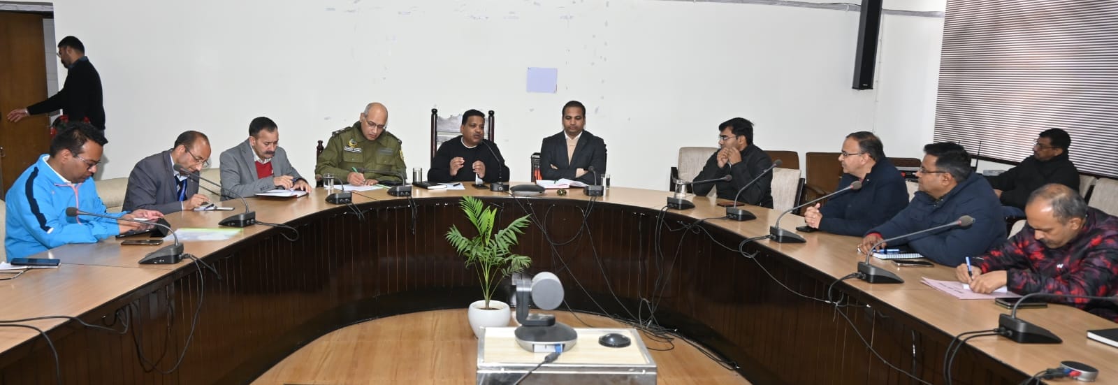 बचत भवन में आयोजित वॉकाथॉन की तैयारियों को लेकर आयोजित बैठक में पुलिस महानिरीक्षक बिमल गुप्ता क