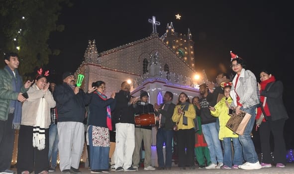 बाजारों में भी क्रिसमस की रौनक दिखाई दे रही हैं, खासकर गिफ्ट हाउस और केक की दुकानों पर खरीदारों बाजारों में भी क्रिसमस की रौनक दिखाई दे रही हैं, खासकर गिफ्ट हाउस और केक की दुकानों पर खरीदारों