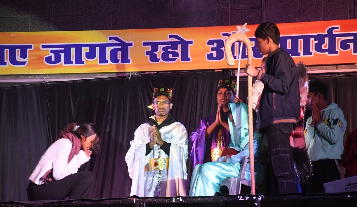 बाजारों में भी क्रिसमस की रौनक दिखाई दे रही हैं, खासकर गिफ्ट हाउस और केक की दुकानों पर खरीदारों बाजारों में भी क्रिसमस की रौनक दिखाई दे रही हैं, खासकर गिफ्ट हाउस और केक की दुकानों पर खरीदारों