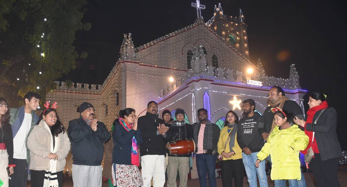 बाजारों में भी क्रिसमस की रौनक दिखाई दे रही हैं, खासकर गिफ्ट हाउस और केक की दुकानों पर खरीदारों बाजारों में भी क्रिसमस की रौनक दिखाई दे रही हैं, खासकर गिफ्ट हाउस और केक की दुकानों पर खरीदारों