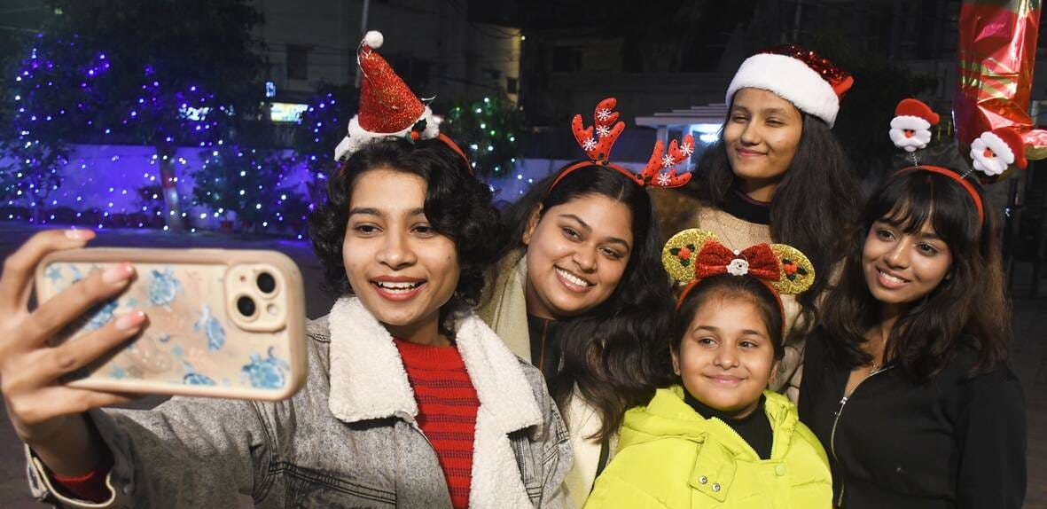 बाजारों में भी क्रिसमस की रौनक दिखाई दे रही हैं, खासकर गिफ्ट हाउस और केक की दुकानों पर खरीदारों बाजारों में भी क्रिसमस की रौनक दिखाई दे रही हैं, खासकर गिफ्ट हाउस और केक की दुकानों पर खरीदारों