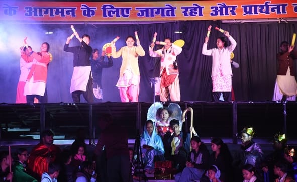 बाजारों में भी क्रिसमस की रौनक दिखाई दे रही हैं, खासकर गिफ्ट हाउस और केक की दुकानों पर खरीदारों बाजारों में भी क्रिसमस की रौनक दिखाई दे रही हैं, खासकर गिफ्ट हाउस और केक की दुकानों पर खरीदारों
