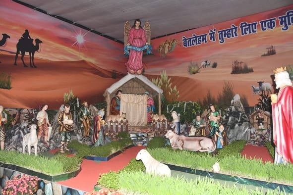 बाजारों में भी क्रिसमस की रौनक दिखाई दे रही हैं, खासकर गिफ्ट हाउस और केक की दुकानों पर खरीदारों बाजारों में भी क्रिसमस की रौनक दिखाई दे रही हैं, खासकर गिफ्ट हाउस और केक की दुकानों पर खरीदारों