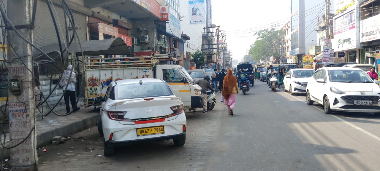 बड़े डाकघर के बाहर खड़ी गाड़ियां। संवाद बड़े डाकघर के बाहर खड़ी गाड़ियां। संवाद