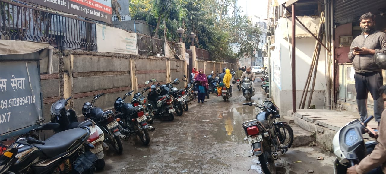 बड़े डाकघर के बाहर खड़ी गाड़ियां। संवाद बड़े डाकघर के बाहर खड़ी गाड़ियां। संवाद