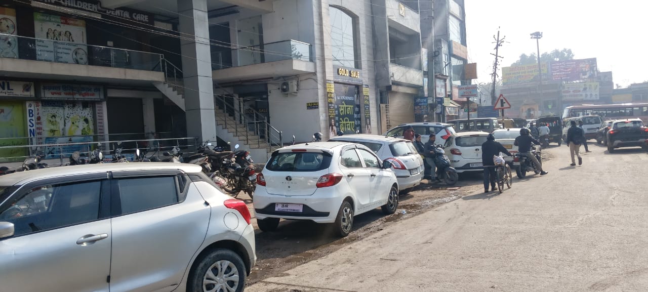 बड़े डाकघर के बाहर खड़ी गाड़ियां। संवाद बड़े डाकघर के बाहर खड़ी गाड़ियां। संवाद