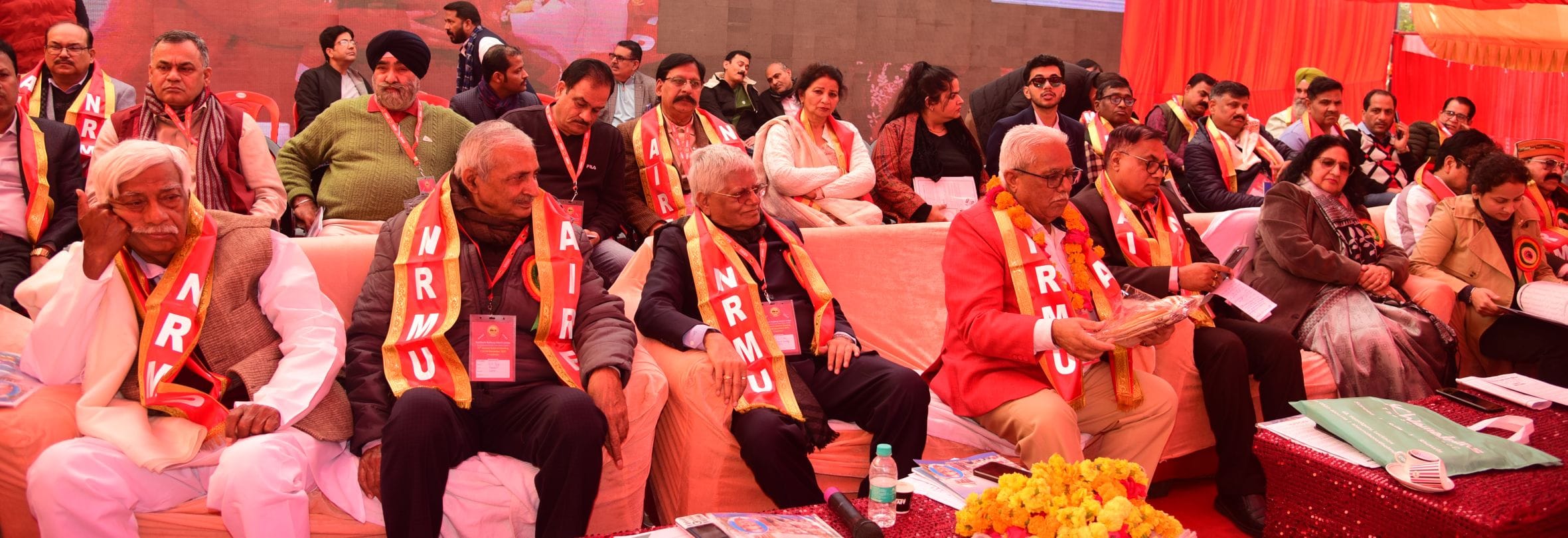 चारबाग पहुंचे रेल कर्मचारी। चारबाग पहुंचे रेल कर्मचारी।
