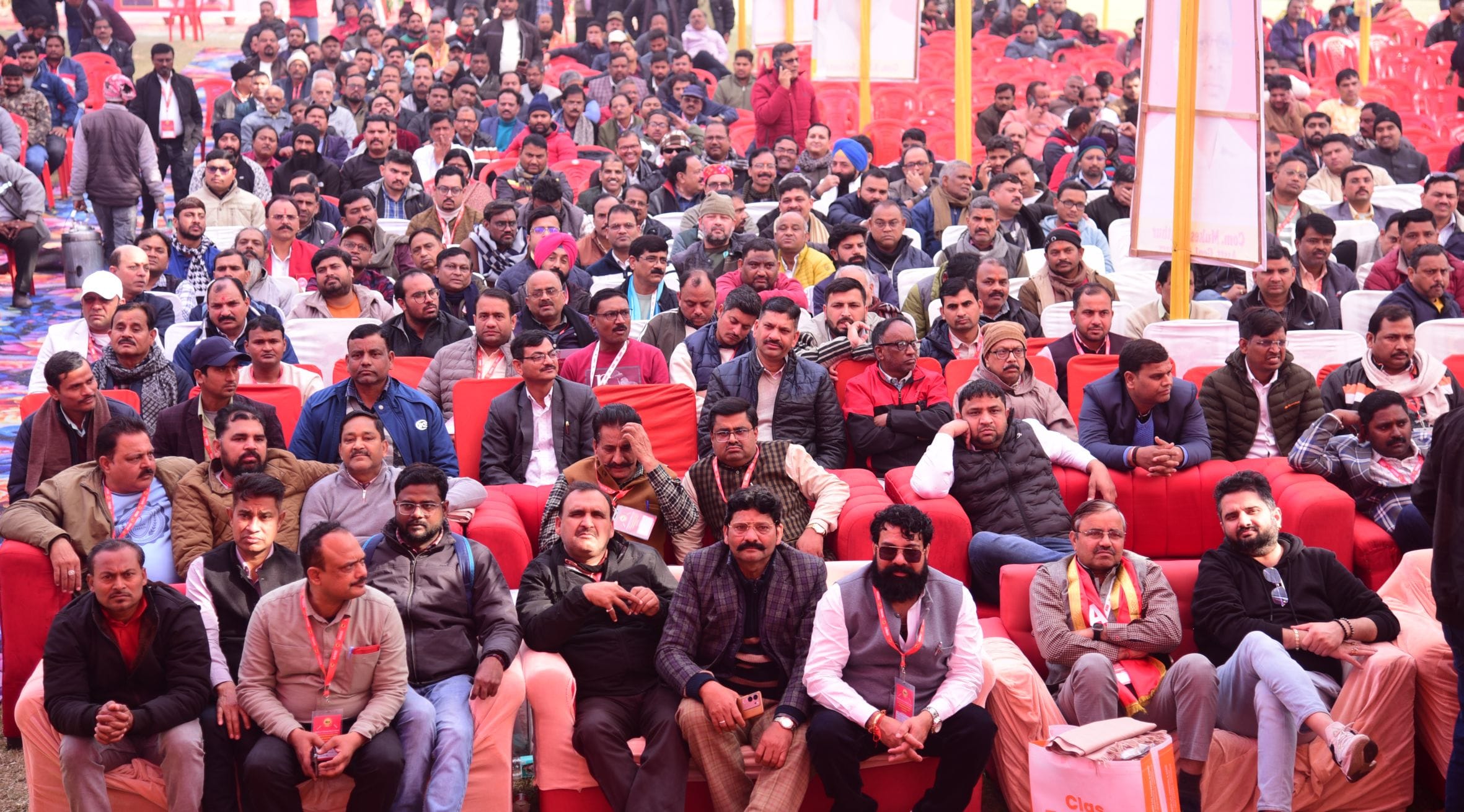 चारबाग पहुंचे रेल कर्मचारी। चारबाग पहुंचे रेल कर्मचारी।
