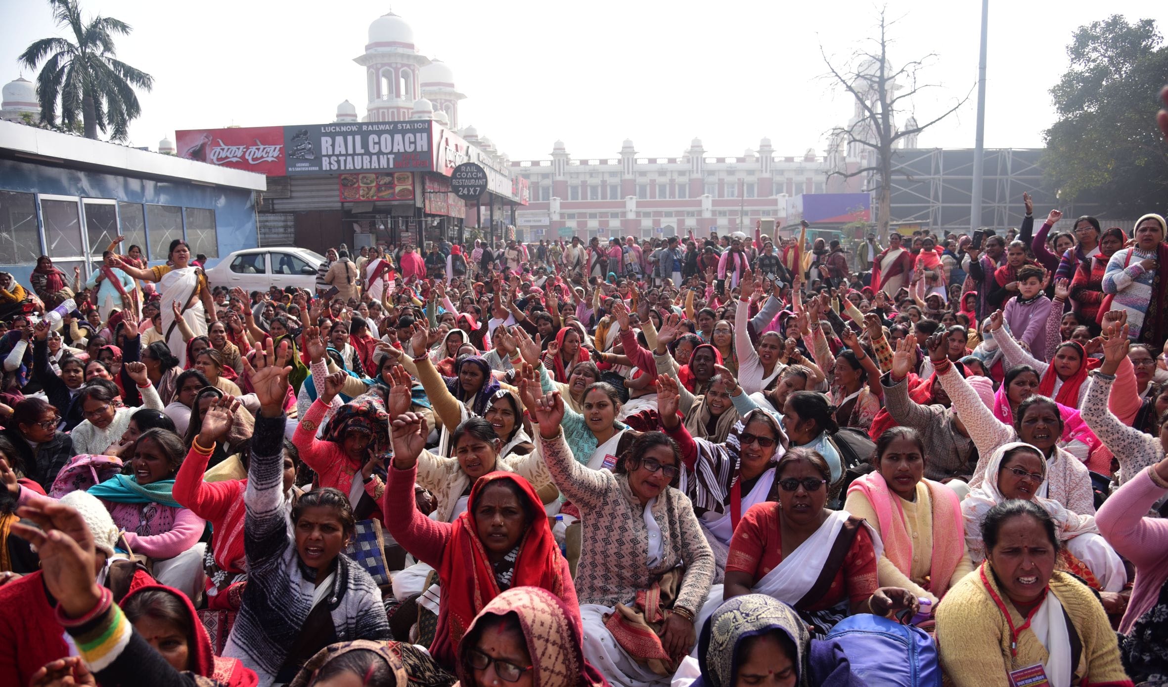 चारबाग पहुंचे रेल कर्मचारी। चारबाग पहुंचे रेल कर्मचारी।