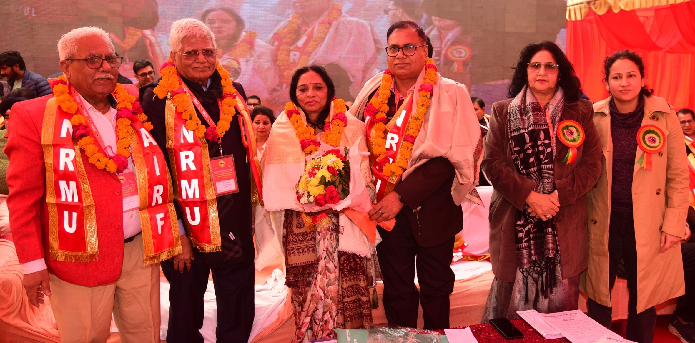 चारबाग पहुंचे रेल कर्मचारी। चारबाग पहुंचे रेल कर्मचारी।