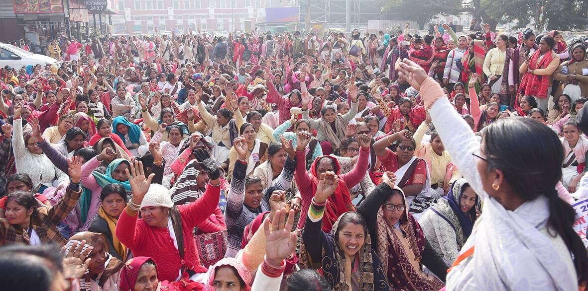 चारबाग पहुंचे रेल कर्मचारी। चारबाग पहुंचे रेल कर्मचारी।