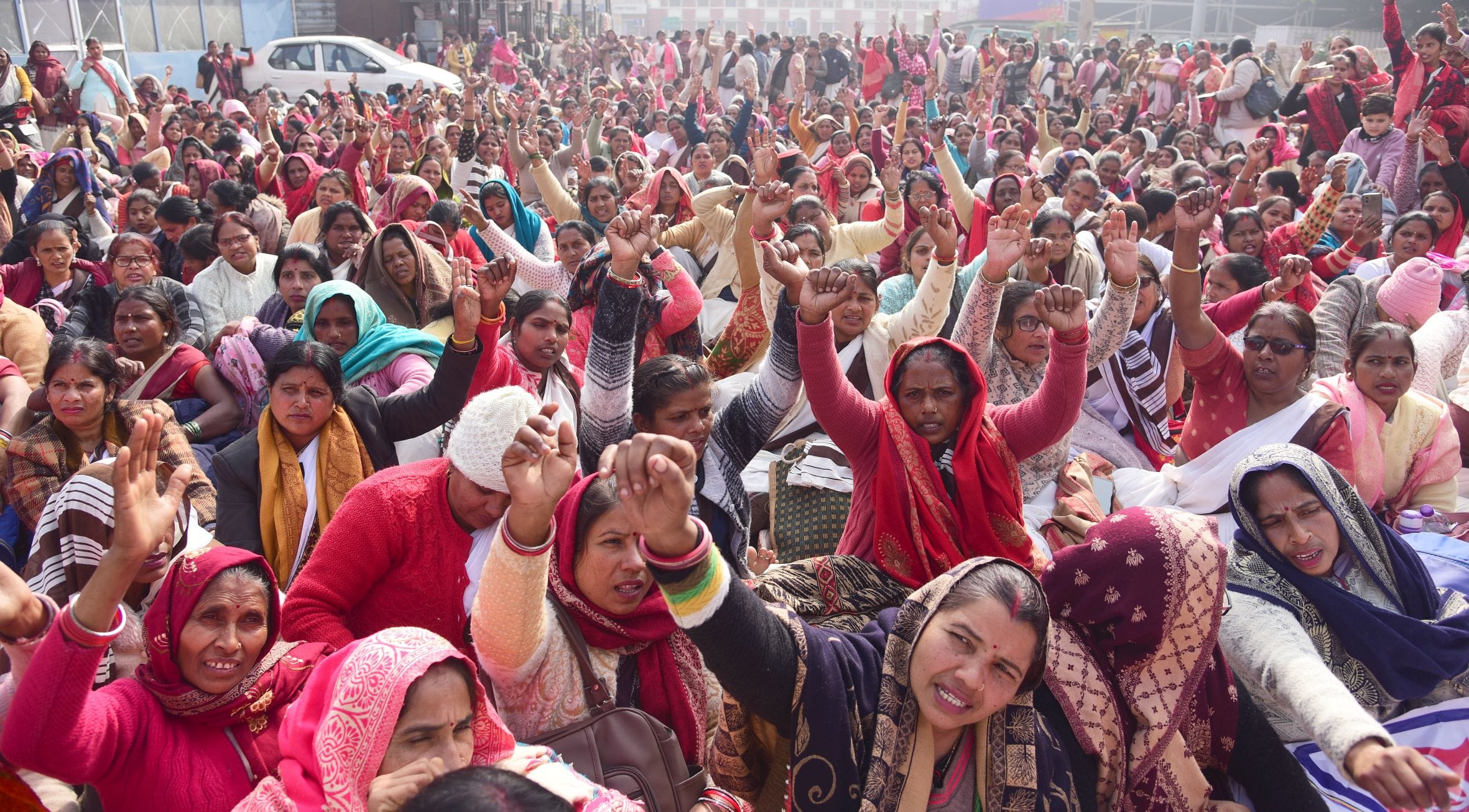 चारबाग पहुंचे रेल कर्मचारी। चारबाग पहुंचे रेल कर्मचारी।