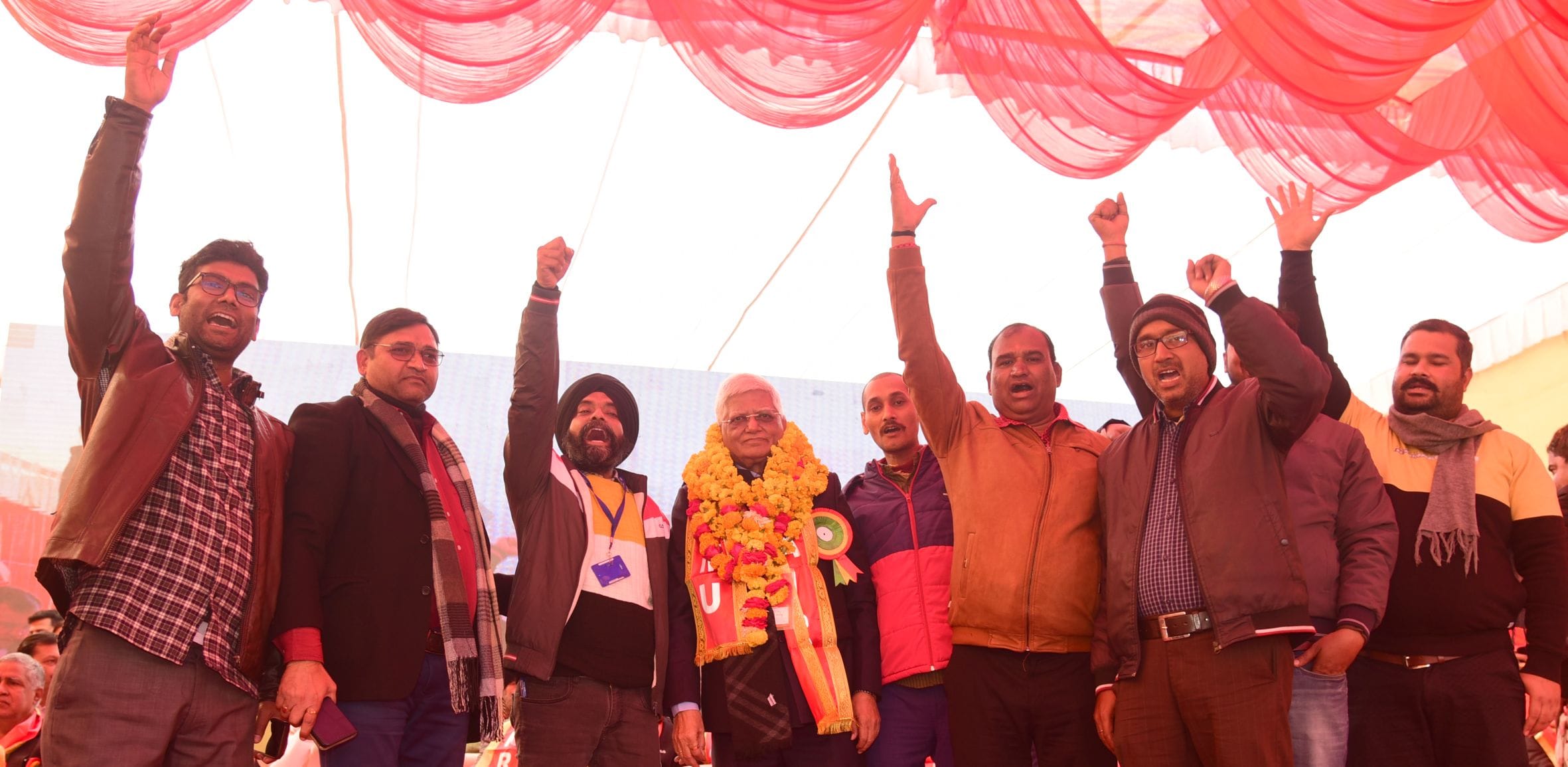 चारबाग पहुंचे रेल कर्मचारी। चारबाग पहुंचे रेल कर्मचारी।