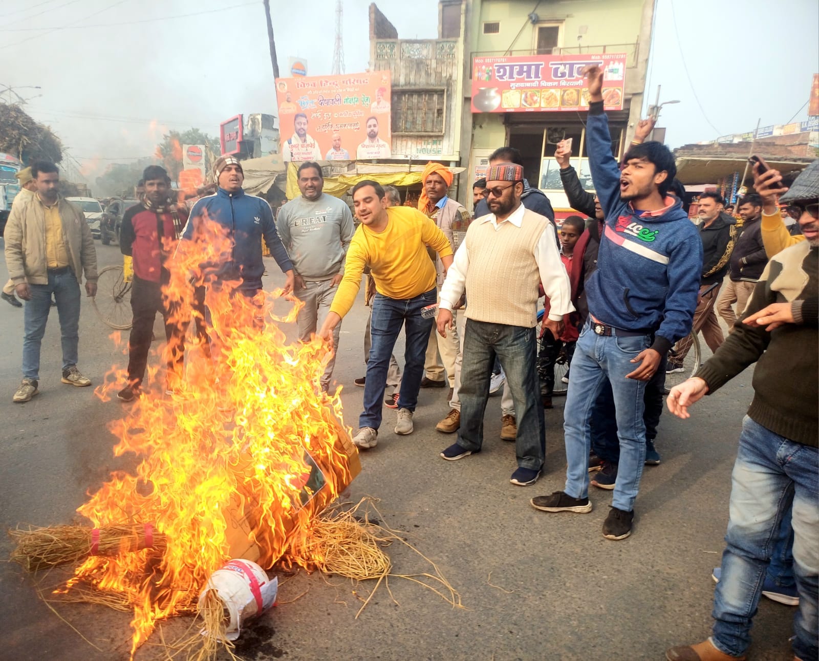 फोटो-11- मुन्ने मियां चौराहा पर बांग्लादेश सरकार का पुतला फूंकते सवर्ण चेतना सभा के कार्यकर्ता। फोटो-11- मुन्ने मियां चौराहा पर बांग्लादेश सरकार का पुतला फूंकते सवर्ण चेतना सभा के कार्यकर्ता।
