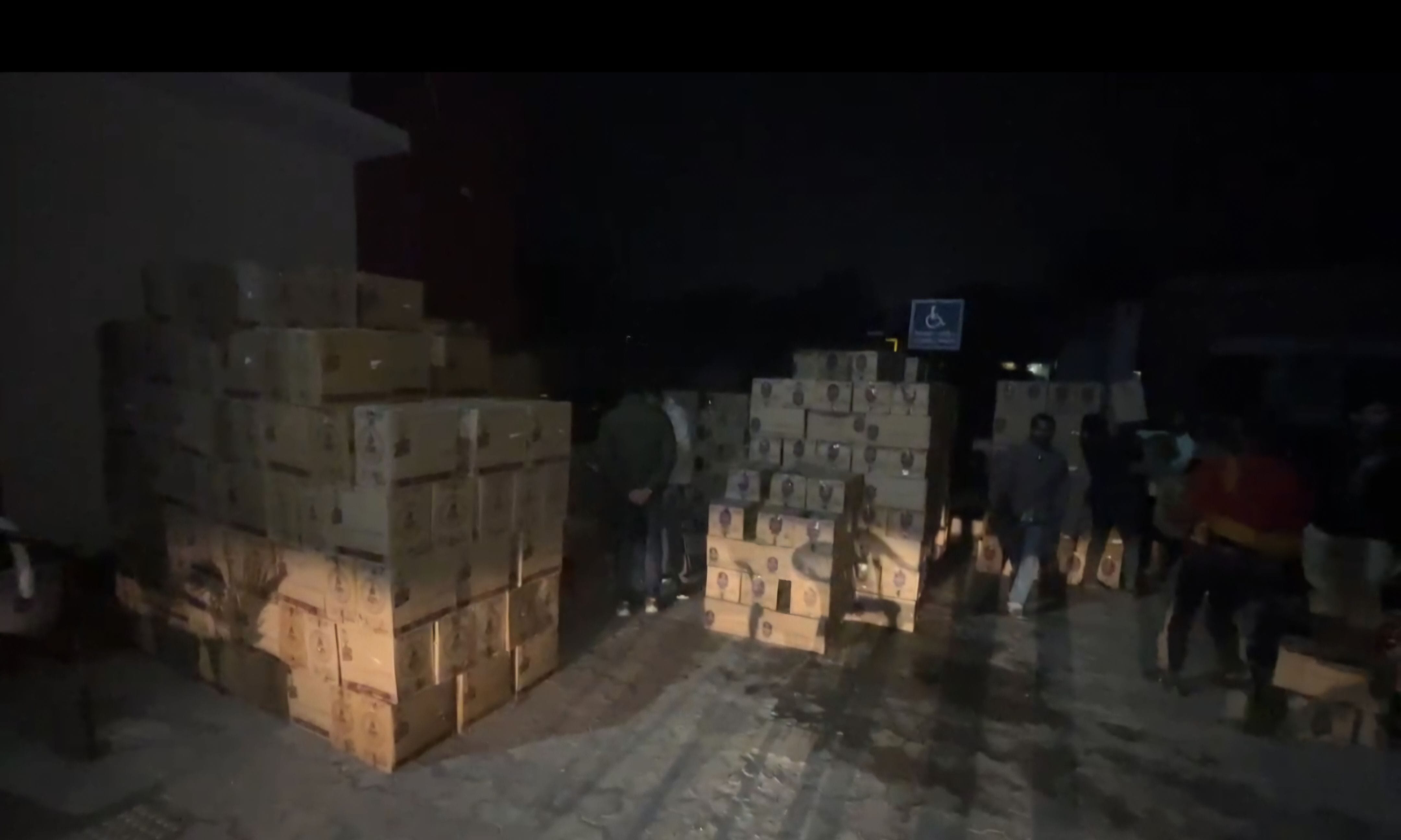फोटो :16: सोनीपत के मुरथल में शराब उतारते श्रमिक। संवाद फोटो :16: सोनीपत के मुरथल में शराब उतारते श्रमिक। संवाद