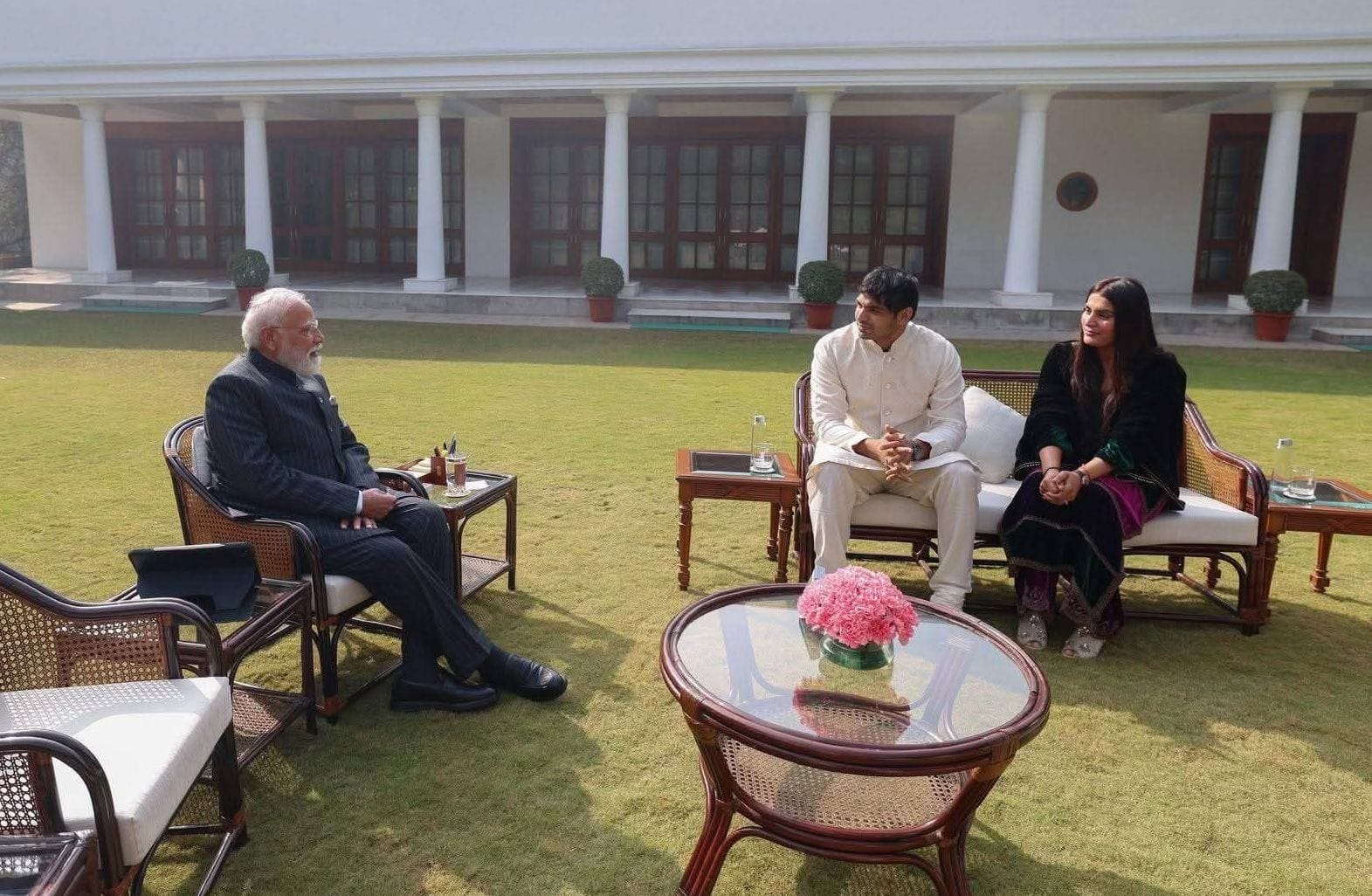 फोटो 26- हिमाचल प्रदेश के सोलन स्थित एक रिसॉर्ट में शादी के दौरान ली गई नीरज चोपड़ा व हिमानी मोर