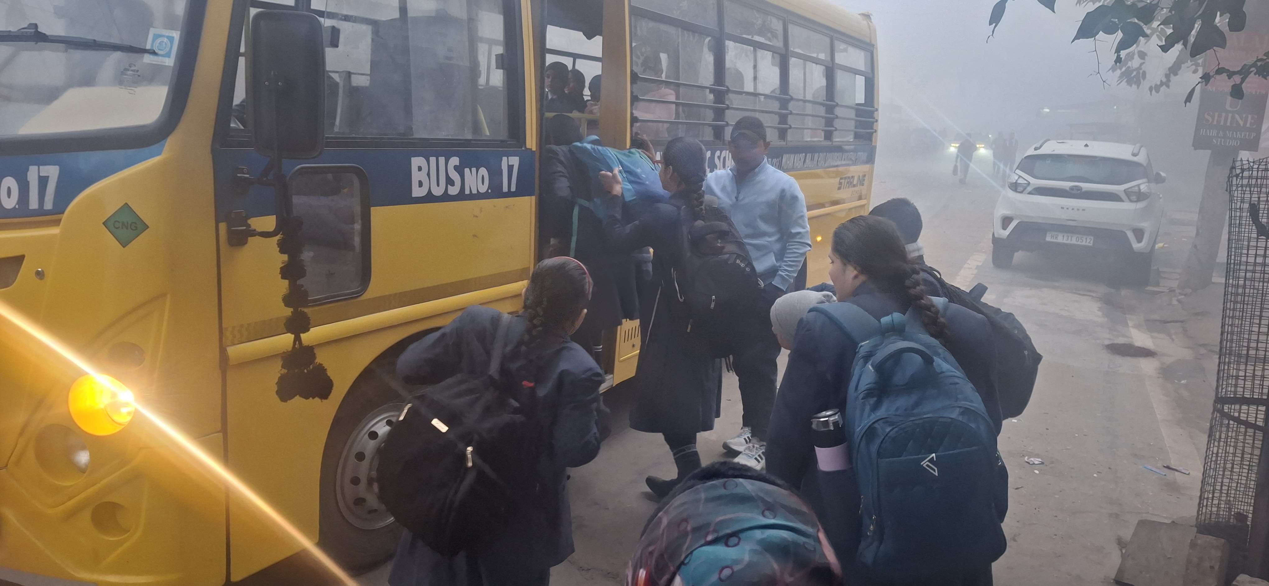 -फोटो 52 : कोहरे के बीच स्कूल की ओर जाती छात्राएं। संवाद