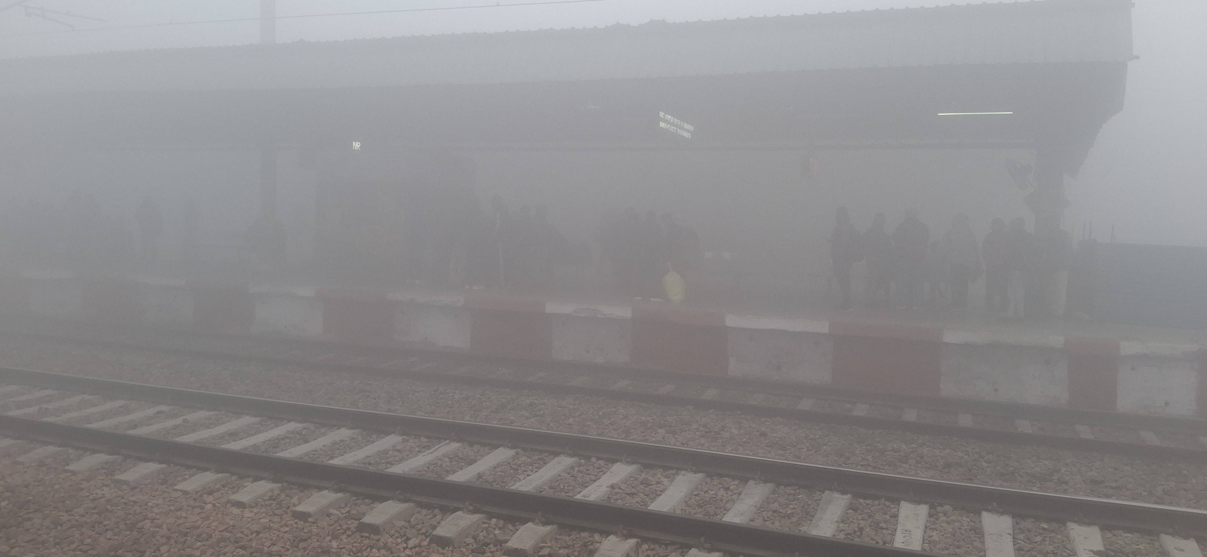-फोटो 52 : कोहरे के बीच स्कूल की ओर जाती छात्राएं। संवाद