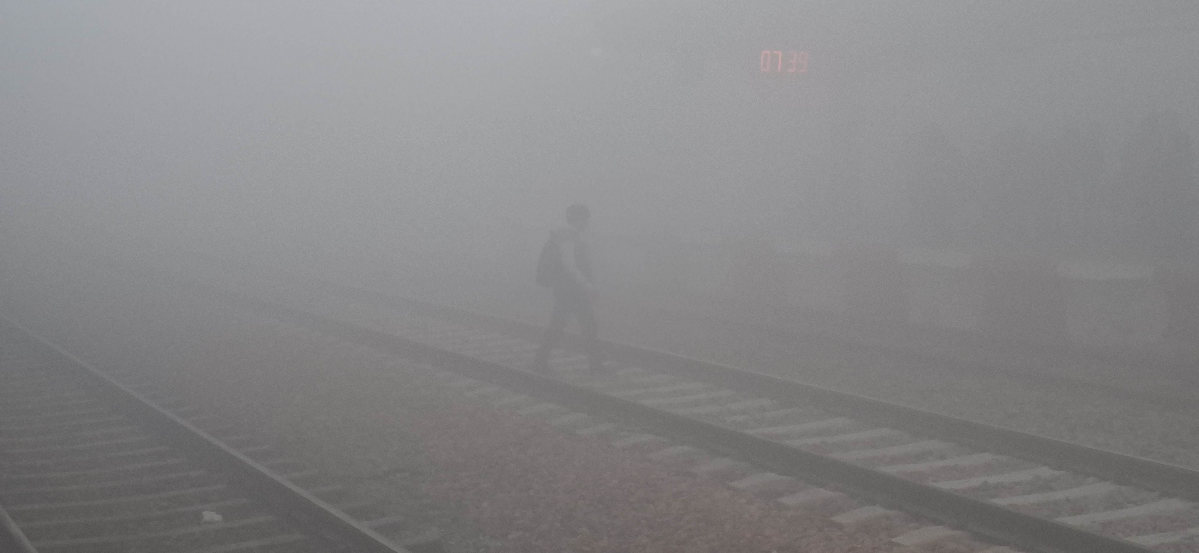 -फोटो 52 : कोहरे के बीच स्कूल की ओर जाती छात्राएं। संवाद