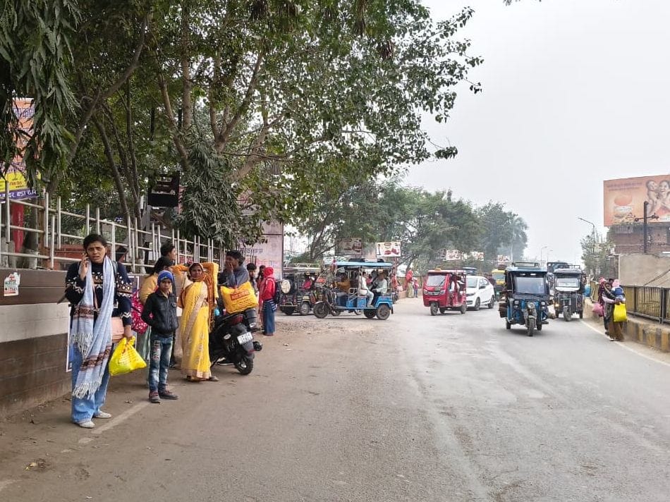 फोटो-6- रेलवे स्टेशन से बाहर आते यात्री। संवाद फोटो-6- रेलवे स्टेशन से बाहर आते यात्री। संवाद