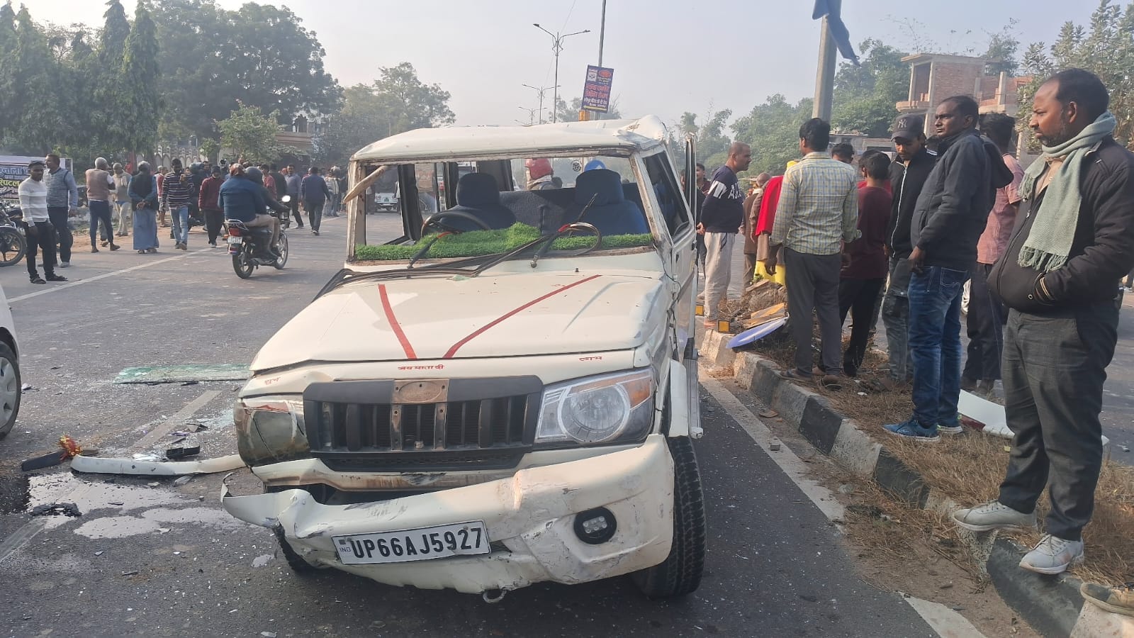 फोटो परिचय। बोलेरो पलटने से घायल लोग एवं मौके पर जुटी भीड़ फोटो परिचय। बोलेरो पलटने से घायल लोग एवं मौके पर जुटी भीड़