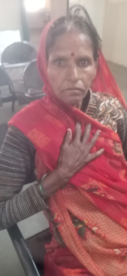 फोटो परिचय। बोलेरो पलटने से घायल लोग एवं मौके पर जुटी भीड़ फोटो परिचय। बोलेरो पलटने से घायल लोग एवं मौके पर जुटी भीड़