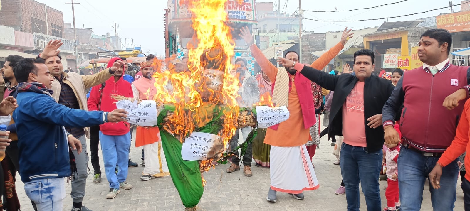 घुंघचाई कस्बे में बांग्लादेश में हो रहे हिंदुओं पर अत्याचार के विरोध में पुतला फूंकते महाकाल एक घुंघचाई कस्बे में बांग्लादेश में हो रहे हिंदुओं पर अत्याचार के विरोध में पुतला फूंकते महाकाल एक