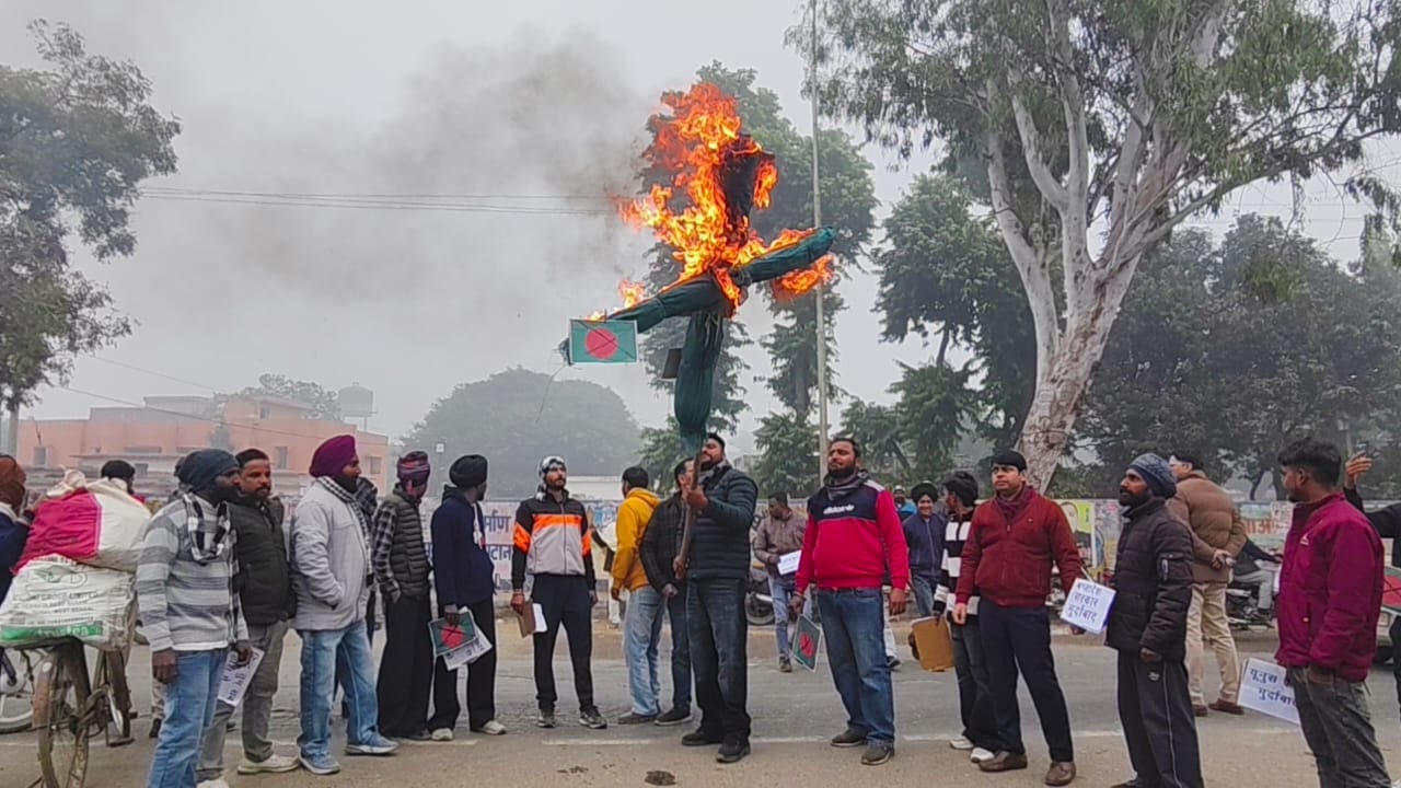 घुंघचाई कस्बे में बांग्लादेश में हो रहे हिंदुओं पर अत्याचार के विरोध में पुतला फूंकते महाकाल एक घुंघचाई कस्बे में बांग्लादेश में हो रहे हिंदुओं पर अत्याचार के विरोध में पुतला फूंकते महाकाल एक
