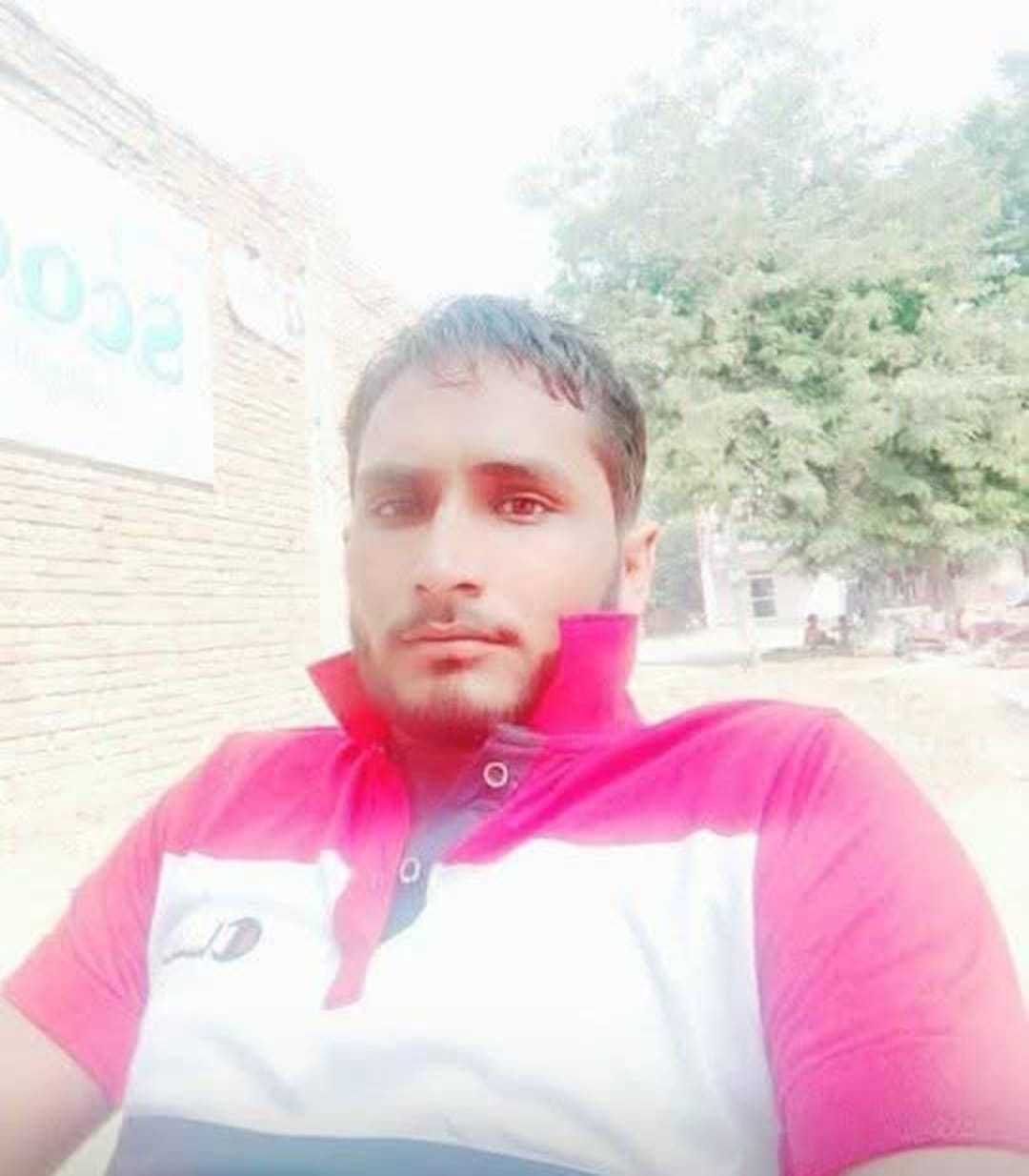 घटनास्थल पर पड़ी क्षतिग्रस्त बाइक। 