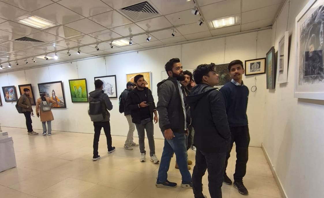 कला प्रदर्शनी के दूसरे दिन मंगलवार को कला वीथिका में कला प्रेमियों की भीड़ रही। कला प्रदर्शनी के दूसरे दिन मंगलवार को कला वीथिका में कला प्रेमियों की भीड़ रही।