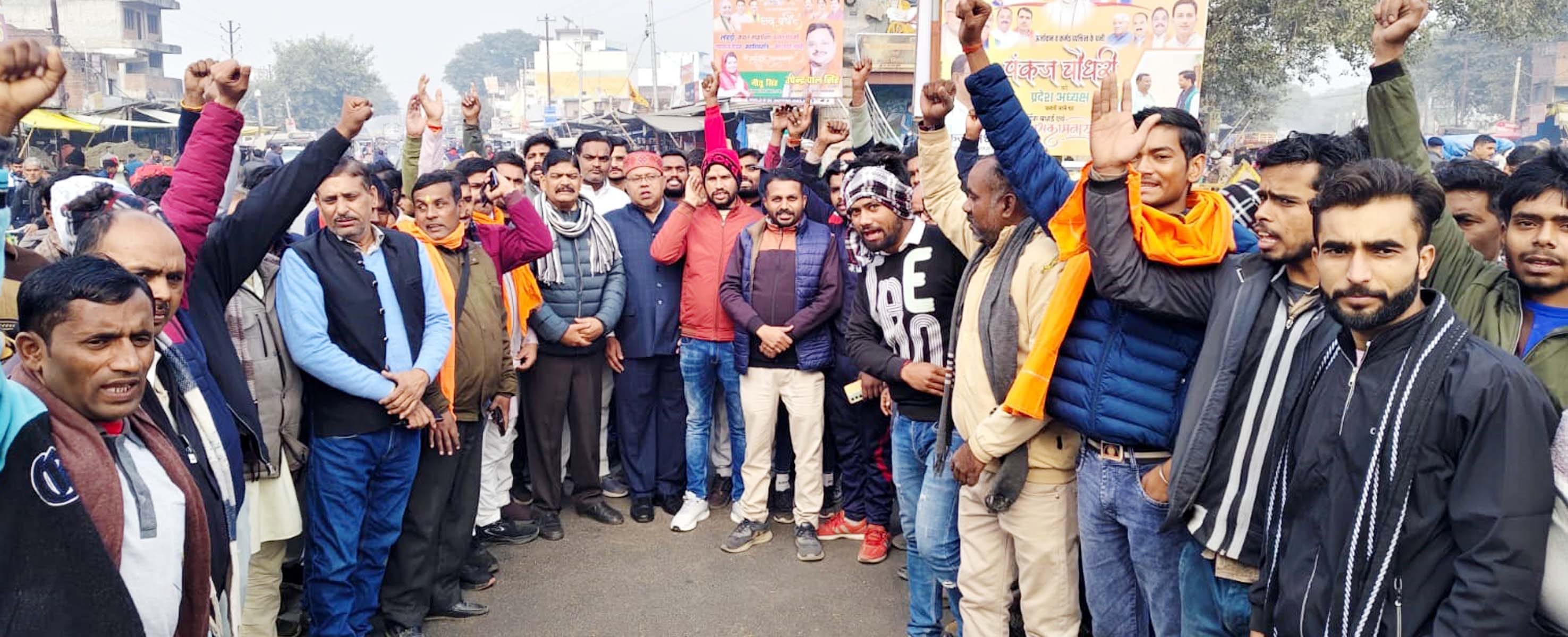 कलक्ट्रेट गेट पर विश्व हिंदू परिषद के कार्यकर्ता इस्लामिक जिहाद का पुतला दहन करते हुए। संवाद