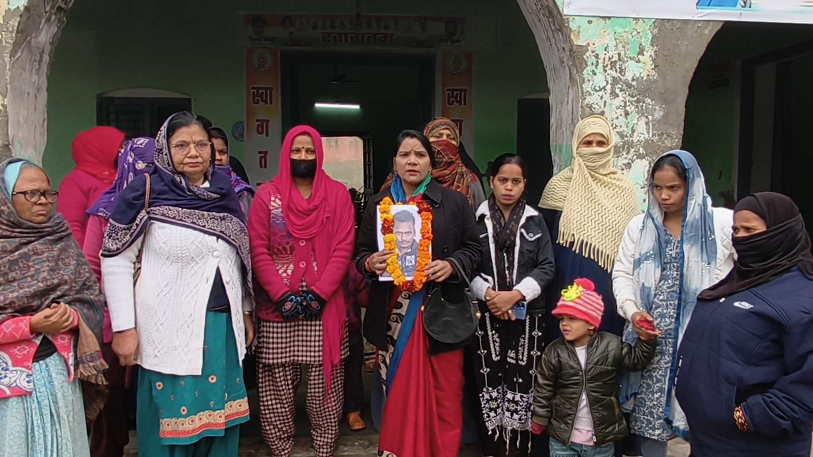 कलक्ट्रेट गेट पर विश्व हिंदू परिषद के कार्यकर्ता इस्लामिक जिहाद का पुतला दहन करते हुए। संवाद