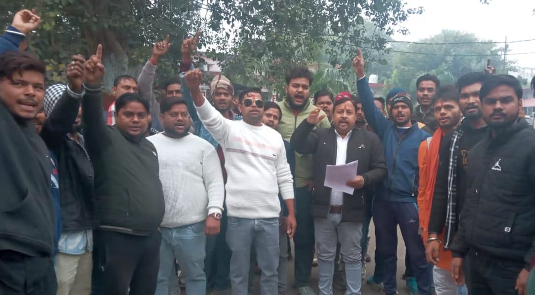 कलक्ट्रेट गेट पर विश्व हिंदू परिषद के कार्यकर्ता इस्लामिक जिहाद का पुतला दहन करते हुए। संवाद