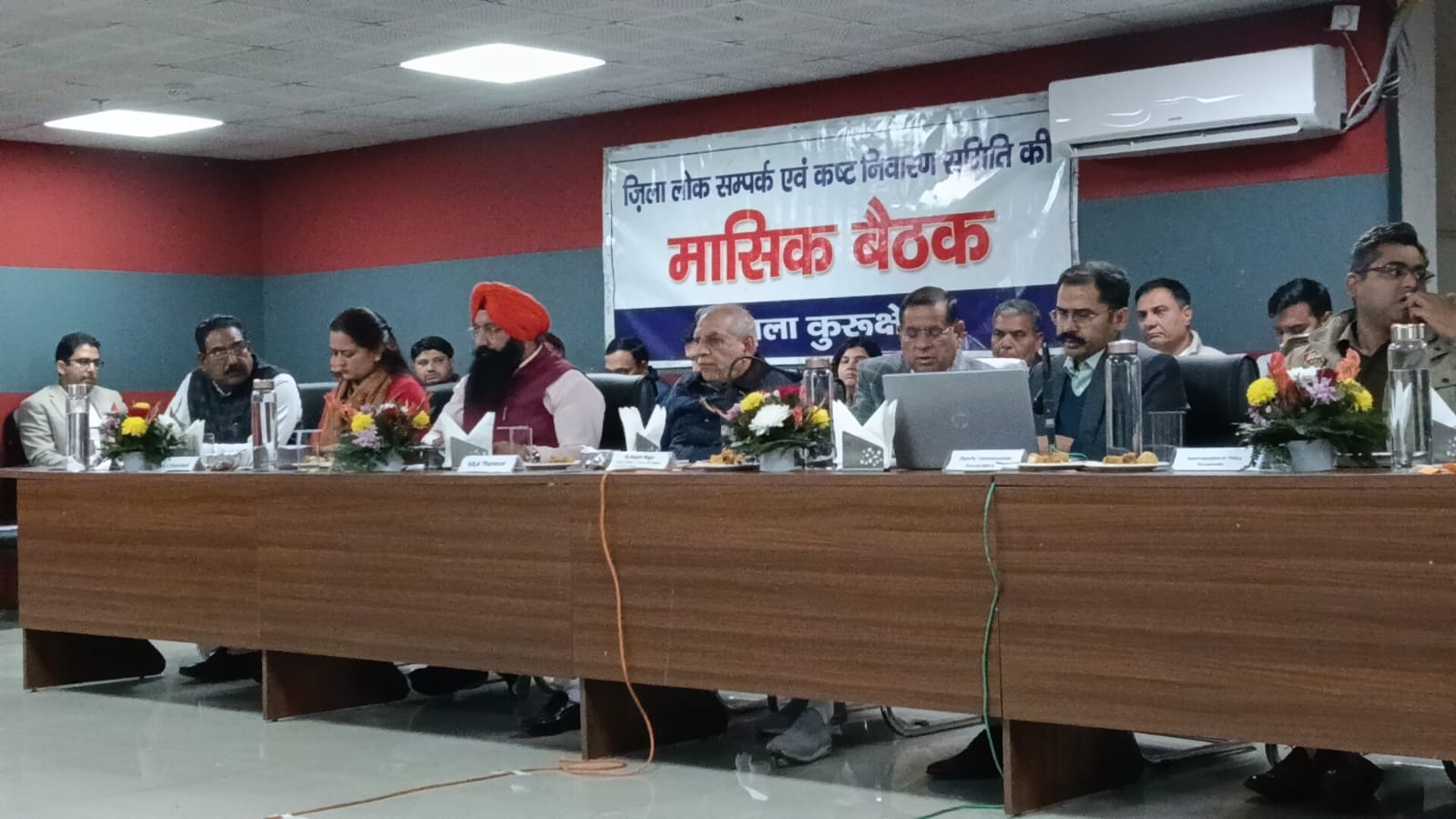 कुरुक्षेत्र। जिला लोक संपर्क एवं कष्ट निवारण समिति की बैठक में अपनी समस्या रखते हुए पीड़ित। विज कुरुक्षेत्र। जिला लोक संपर्क एवं कष्ट निवारण समिति की बैठक में अपनी समस्या रखते हुए पीड़ित। विज