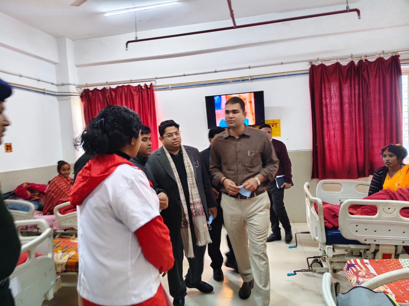 किसान सम्मान दिवस पर लगे स्टाल पर जानकारी लेती जिपं अध्यक्ष कल्पना सोनकर व अन्य। स्रोत- प्रशासन