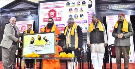 लखनऊ विश्वविद्यालय के मालवीय सभागार में मंगलवार को अलग-अलग क्षेत्रों की छह विभूतियों को सम्मानि