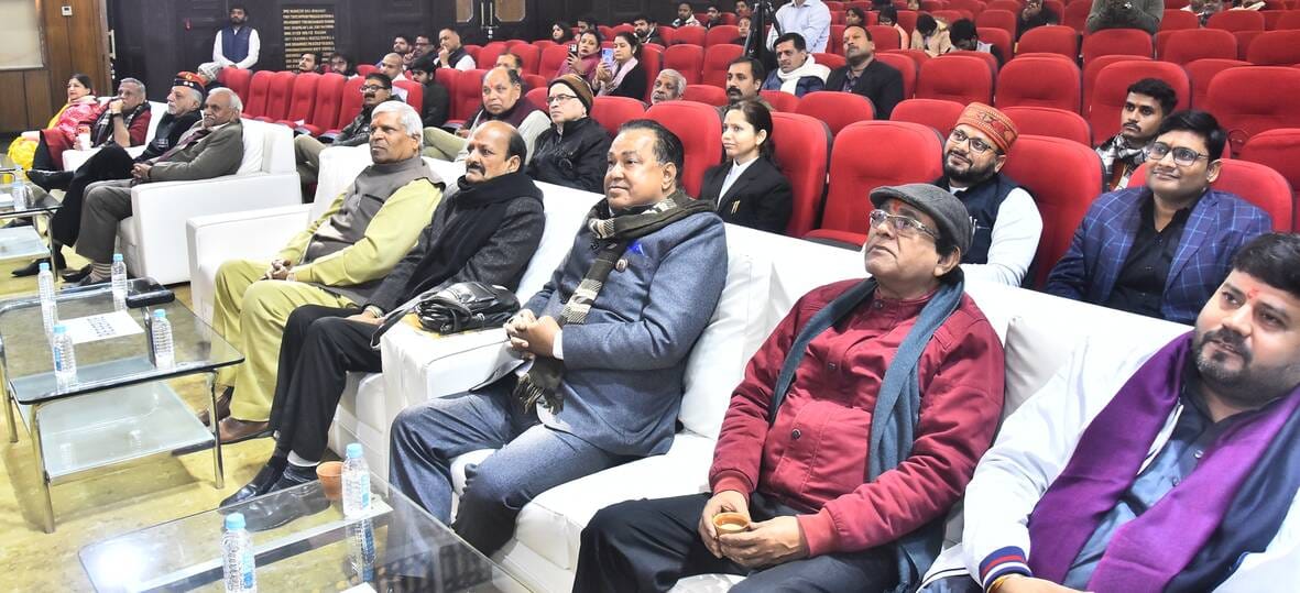 लखनऊ विश्वविद्यालय के मालवीय सभागार में मंगलवार को अलग-अलग क्षेत्रों की छह विभूतियों को सम्मानि