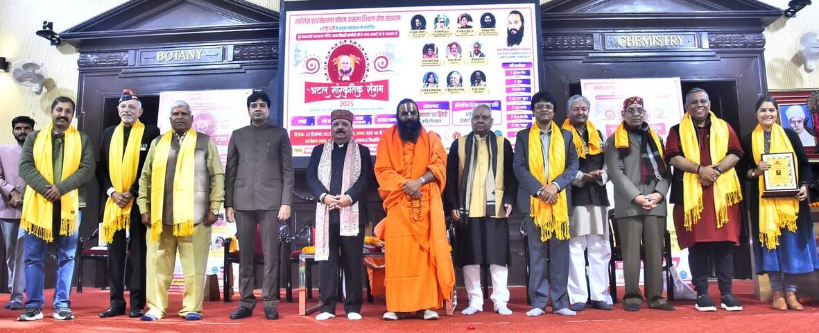 लखनऊ विश्वविद्यालय के मालवीय सभागार में मंगलवार को अलग-अलग क्षेत्रों की छह विभूतियों को सम्मानि