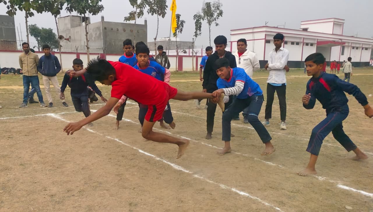 लालपुर स्टेडियम में बेसिक क्रीड़ा प्रतियोगिता में कुश्ती में दम दिखाते छात्र। संवाद लालपुर स्टेडियम में बेसिक क्रीड़ा प्रतियोगिता में कुश्ती में दम दिखाते छात्र। संवाद