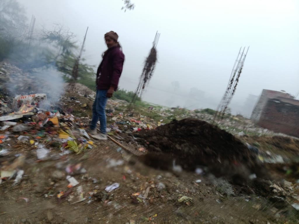 मंझनपुर में एक दुकान के सामने अलाव तापते लोग। संवाद मंझनपुर में एक दुकान के सामने अलाव तापते लोग। संवाद