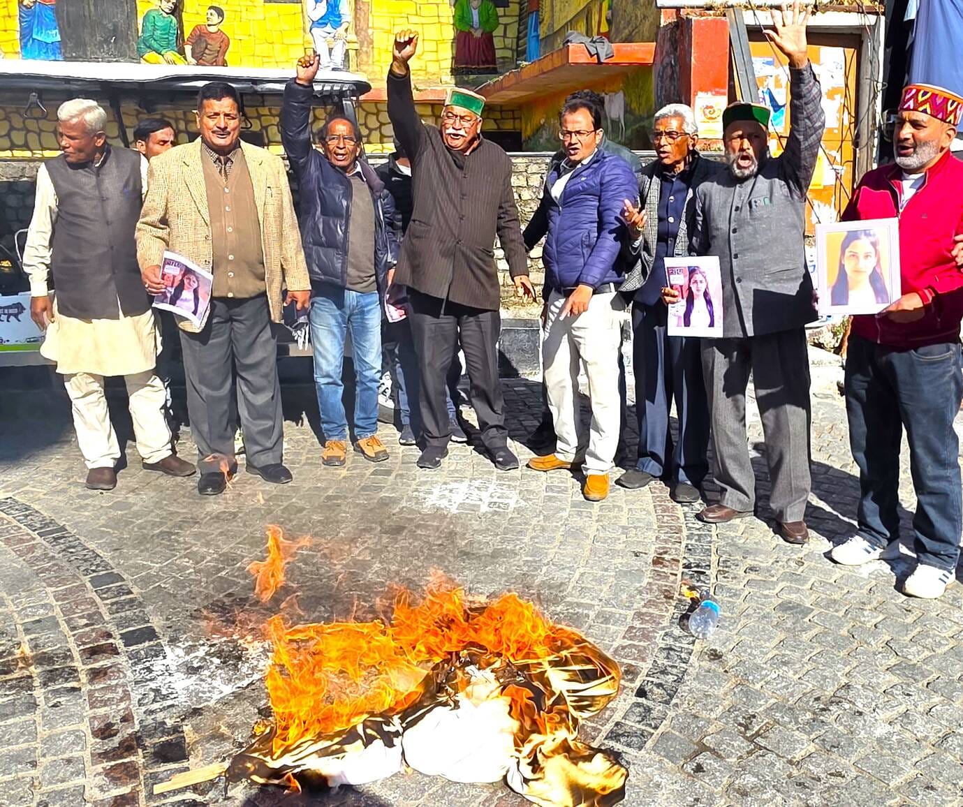 मसूरी में कांग्रेस कार्यक्रताओं ने अंकिता भंडारी हत्याकांड की सीबीआई जांच की मांग की साथ ही सरक मसूरी में कांग्रेस कार्यक्रताओं ने अंकिता भंडारी हत्याकांड की सीबीआई जांच की मांग की साथ ही सरक