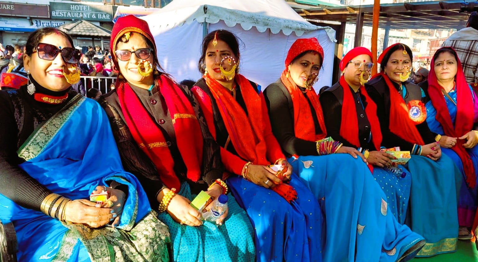मसूरी विंटर लाइन कार्निवाल की सांस्कृतिक यात्रा में लोक कलाकारों ने चौक चौराहों पर दी कार्यक्रम
