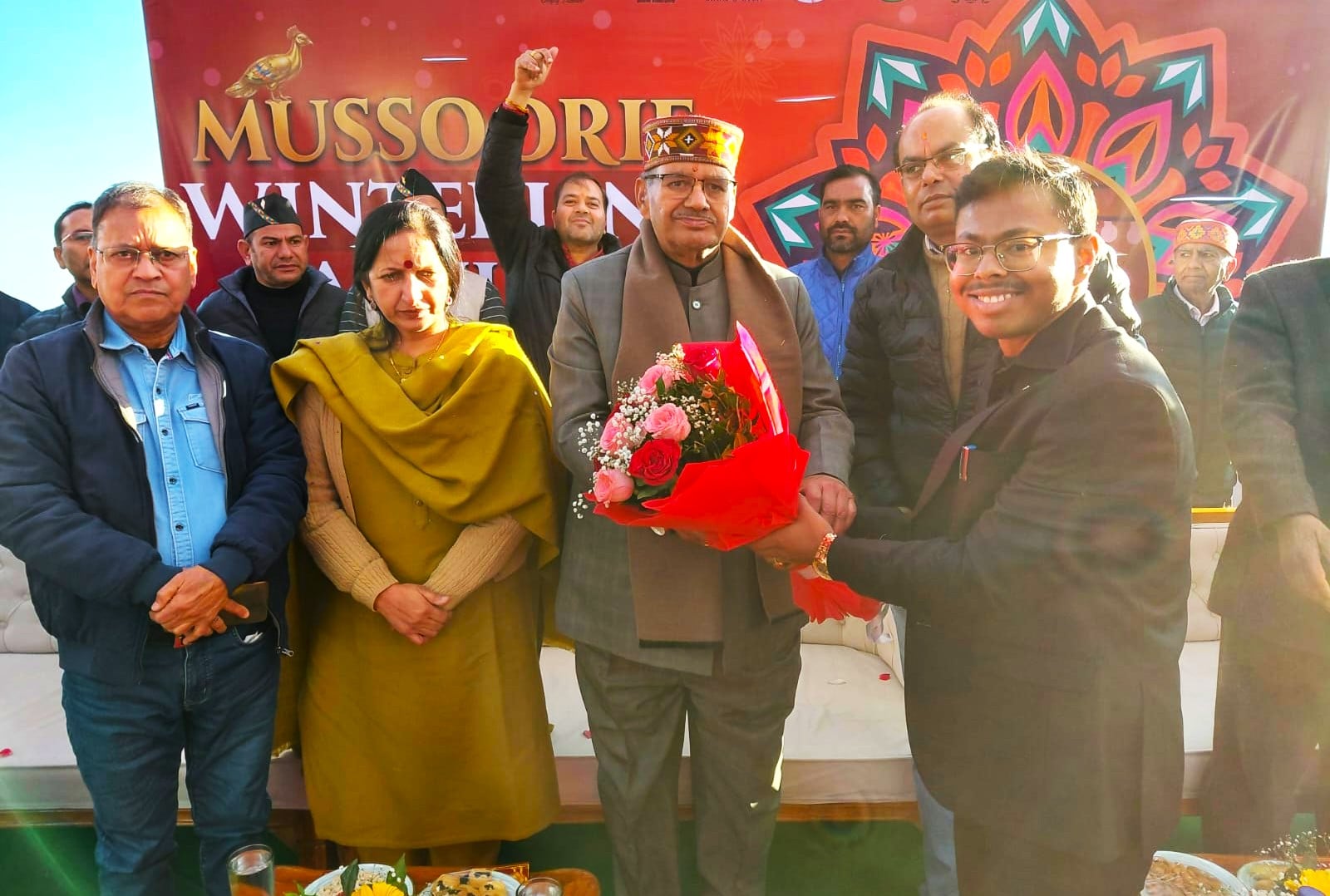 मसूरी विंटर लाइन कार्निवाल की सांस्कृतिक यात्रा में लोक कलाकारों ने चौक चौराहों पर दी कार्यक्रम